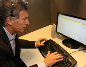 Baires, 17 de mayo de 2011: El jefe de Gobierno, Mauricio Macri, y el ministro de Salud de la Ciudad, Jorge Lemus, anunciaron hoy el sistema de programación de turnos en los hospitales porteños a través del número gratuito 147, lo cual eliminará las colas que realizaban los pacientes para solicitar atención médica. El anuncio tuvo lugar en el Call Center de la Comuna del barrio de San Telmo con la asistencia de la ministra de Desarrollo Social, María Eugenia Vidal.Foto: Sandra Hernández-gv/GCBA