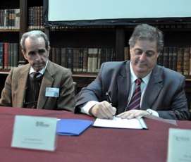 Firma del acuerdo en la Academia