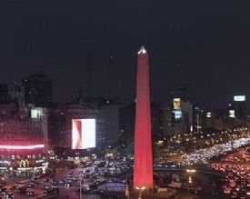 El obelisco de rojo