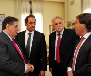 La Plata 12/03/13.- El gobernador Daniel Scioli mantuvo hoy una reunión de trabajo, en Casa de Gobierno, con el ministro de Salud, Alejandro Collia, y el presidente del IOMA, Antonio La Scaleia, quienes le informaron que ?se encuentra regularizada la provisión de drogas oncológicas? y que ?los 77 hospitales públicos de Provincia funcionan adecuadamente?.Prensa Gobernación.