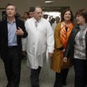 Macri recorriendo el hospital