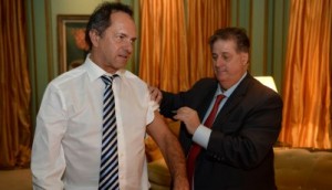La Plata, 14/04/14. El gobernador Daniel Scioli llamó hoy a la comunidad a vacunarse contra la gripe y remarcó la importancia de ?concurrir a los vacunatorios, sobre todo ahora que bajan las temperaturas y aumentan los virus?, mientras recibía su vacuna por parte del ministro de Salud, Alejandro Collia en la Gobernación. Prensa Gobernación