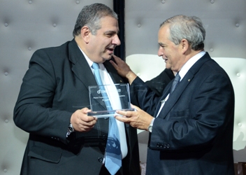 Premio al Dr Carlos Pellegrini