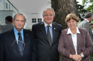 Lemus y Reybaud junto al presidente del Hospital Británico