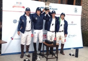 El equipo ganador levanta el trofeo