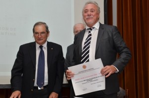 El Dr Chianalino recibe el reconocimiento