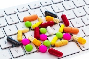 Tabletten und Computer Tastatur.