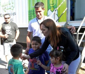 La Plata, 31 de Marzo de 2016.- La gobernadora de la Provincia de Buenos Aires,  Maria Eugenia Vidal, junto a la ministra de Salud bonaerense, Zulma Ortiz, visitó un vacunatorio móvil instalado en el barrio platense de Villa Elvira. Es el Plan de Vacunación lanzado por la Provincia focalizada en chicos y chicas de 5, 6 y 11 años y embarazadas. Además, visitó el Jardín Nº 984.