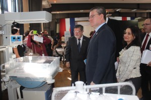 Ministro de salud en una sala de neonatología