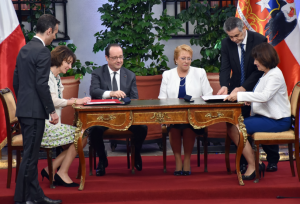 firma acuerdo con presencia de Hollande y Bachelet