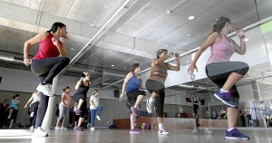 Un grupo de mujeres practica deporte en una clase del centro deportivo Viding La Rosaleda. Gimnasio. Horizontal