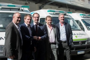 Entrega de ambulancias con Pitarque y Campbell (1)