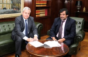Carlos D'Abate y Hernán Gómez, durante la rúbrica del convenio
