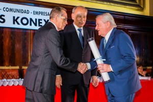Dr Juan Carlos Bagó recibiendo el premio