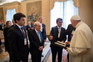 Cristian Mazza entrega un presente al Papa