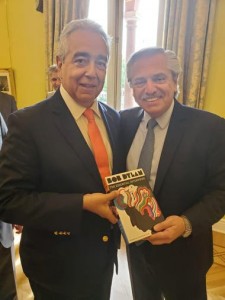 Eduardo Franciosi (CILFA) entrega el libro a Alberto Fernàndez