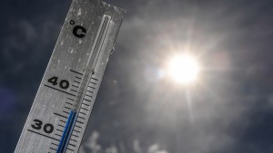 A picture taken on June 24, 2019 shows a thermometer reaching almost 37 degrees Celsius in the French northern city of Godewaersvelde, near Lille. - Up to 40 degrees celsius during the day, 25 at night: France will know this week a heat wave exceptional in its precocity and intensity, warns on June 21, 2019 Meteo-France, saying that the heat waves are multiplying with the global warming. (Photo by PHILIPPE HUGUEN / AFP)