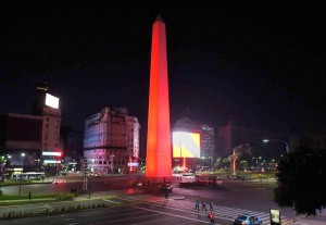 Obelisco de rojo