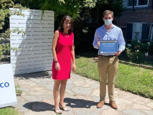 Foto del ganador Pedro del Campo con la Lic. Claudia Tejedor, Directora de Tecnología, Procesos e Informática [6347]