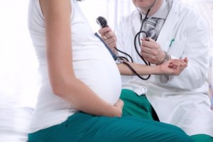 20/05/2015 Preeclampsia, embaraza, tensión, médico, consulta.. La preeclampsia se caacteriza, fundamentalmente, por la aparición de hipertensión en las embarazadas después de la semana 20 de gestación, así como de proteínas en la orina. En los casos más severos este trastorno puede producir graves consecuencias tanto para la madre como para el feto, siendo necesario en algunas ocasiones finalizar la gestación antes de término de manera urgente. ESPAÑA EUROPA MADRID SALUD GETTY//JOVANMANDIC