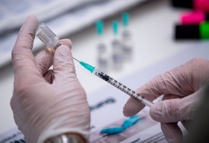 13/11/2021 Un profesional sanitario prepara una dosis de la vacuna contra la COVID-19 de Pfizer y BioNTech. A 13 de noviembre de 2021, en Osnabrück (Alemania). SALUD INTERNACIONAL Lino Mirgeler/dpa